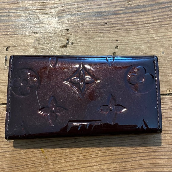 Authentic Louis Vuitton Classic monogram vernis leather 4 key holder Amarante - Picture 4 of 8